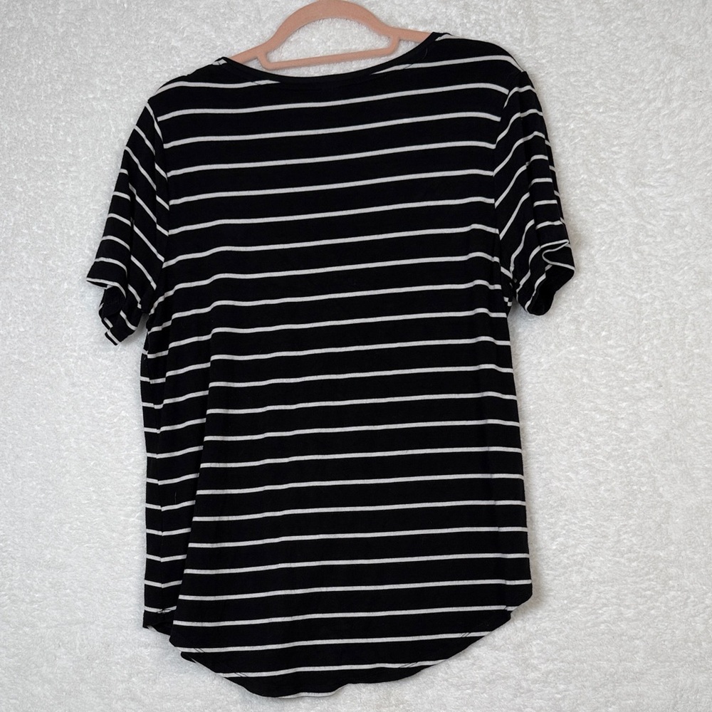 Black and White‎ Striped V-Neck Women's Top - Picture 4 of 5